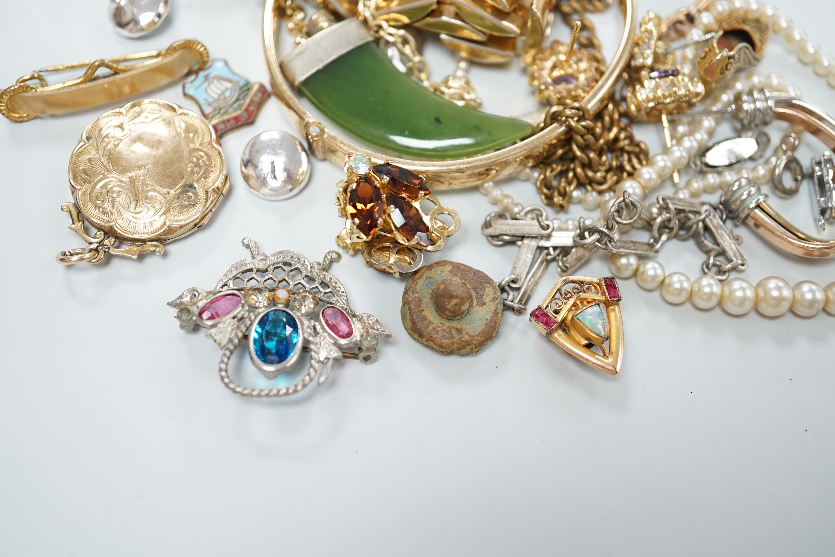 Mixed costume jewellery, including bracelet, earrings, etc.